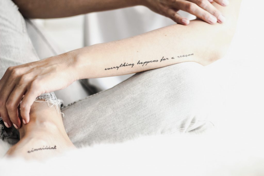 50 Filigrane Karma Schriftzug Tattoo